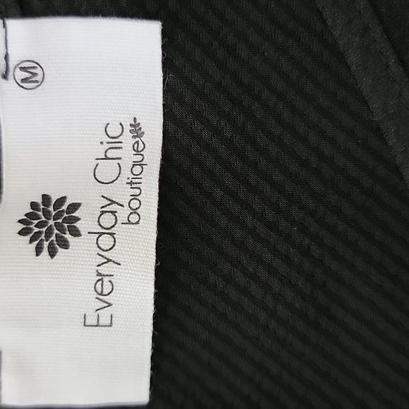 Everyday Chic Boutique | Black Gold Chain Halter Top with Keyhole Front & Back - Picture 6 of 6